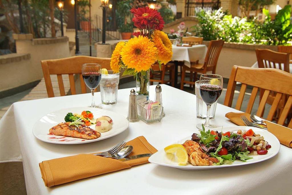 Embassy Suites Baton Rouge Restaurante foto